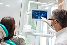 Dental implant dentist in Fort Lauderdale showing dental patient an X ray