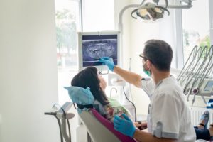 Patient with emergency dentist in Fort Lauderdale